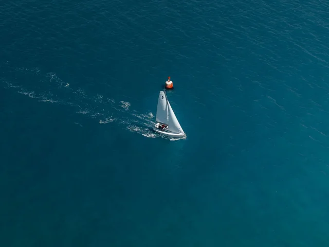 Vue aérienne d'un voilier navigant dans la Baie de Bénodet