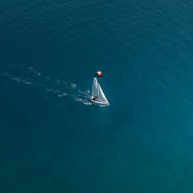 Vue aérienne d'un voilier navigant dans la Baie de Bénodet