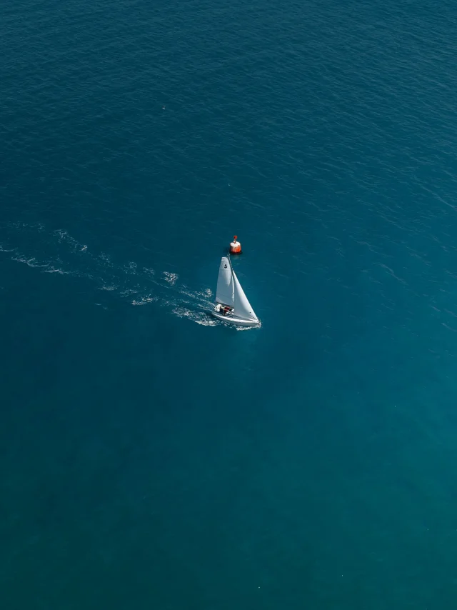 Vue aérienne d'un voilier navigant dans la Baie de Bénodet