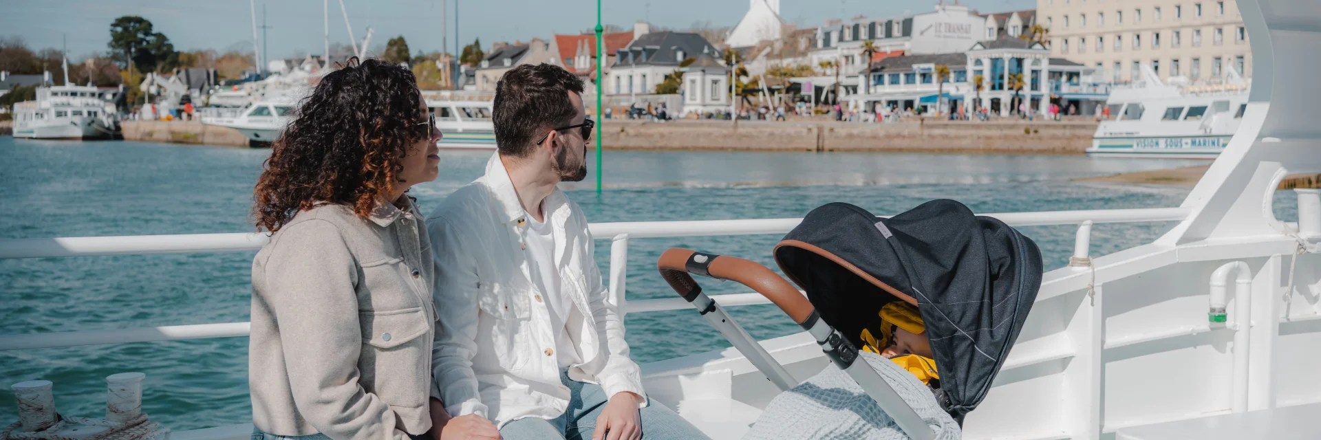 Paar mit Kinderwagen auf der Fußgängerfähre zwischen Bénodet und Sainte-Marine