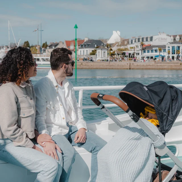 Paar mit Kinderwagen auf der Fußgängerfähre zwischen Bénodet und Sainte-Marine