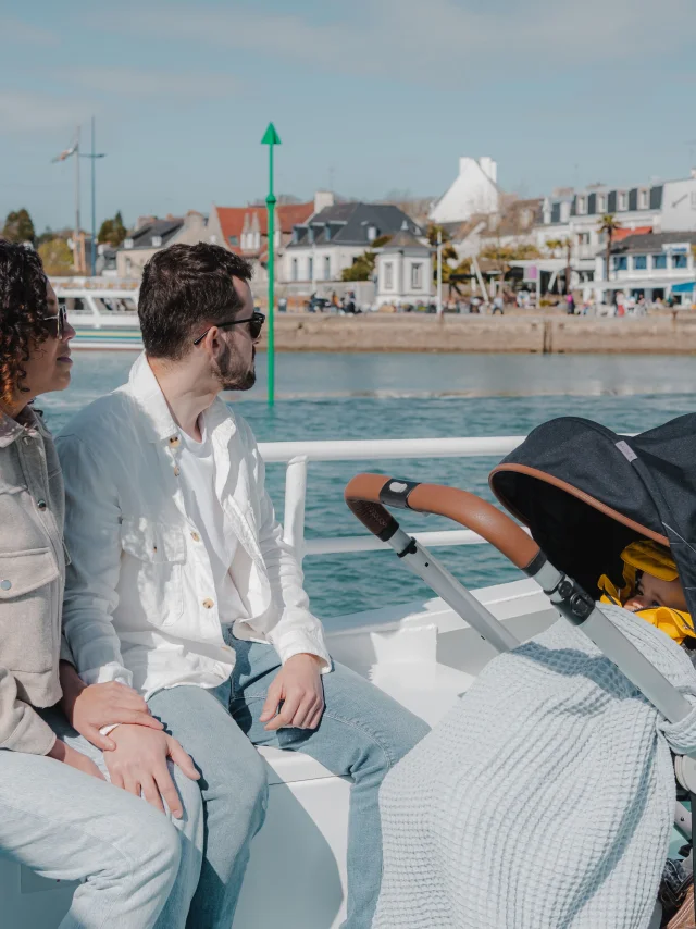 Couple avec poussette sur le Bac piéton entre Bénodet et Sainte-Marine