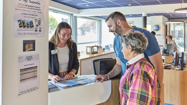 Conseillère en séjour renseignant des visiteurs à l'Office de Tourisme de Bénodet