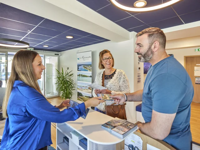 Conseillère en séjour renseignant des visiteurs à l'Office de Tourisme de Bénodet