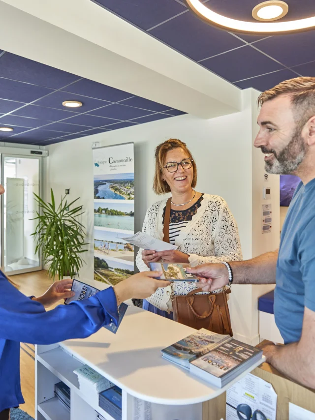 Reiseberaterin, die Besuchern im Office de Tourisme in Bénodet Auskunft gibt