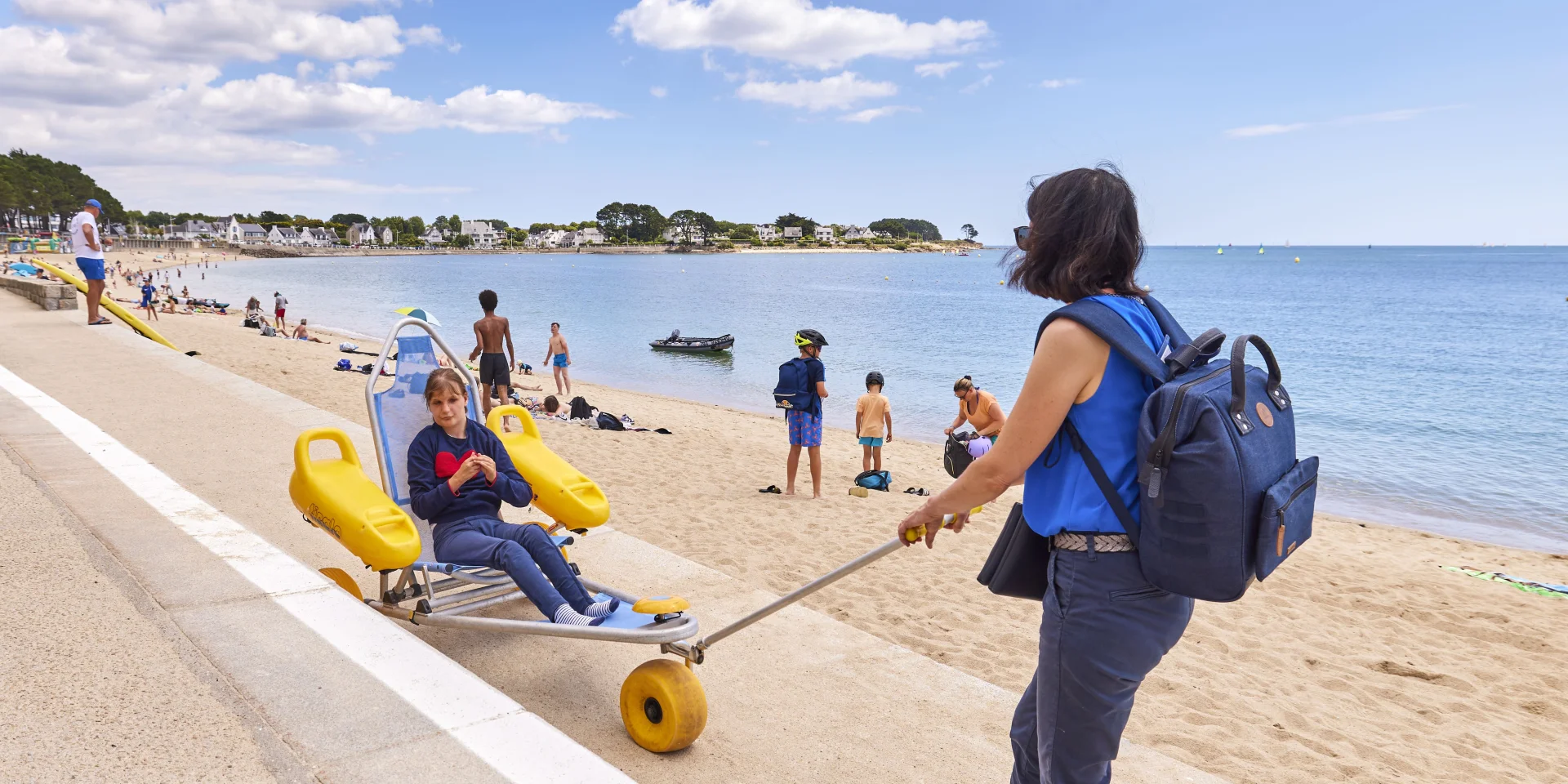 Usagers utilisant la Tiralo mis à disposition ur la plage du Trez