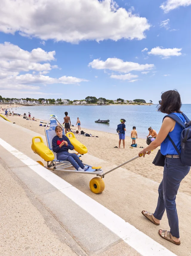 Usagers utilisant la Tiralo mis à disposition ur la plage du Trez
