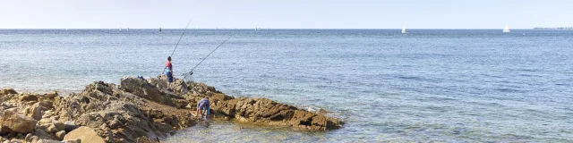 Zwei Männer beim Angeln auf der Höhe von Pointe Saint-Gilles