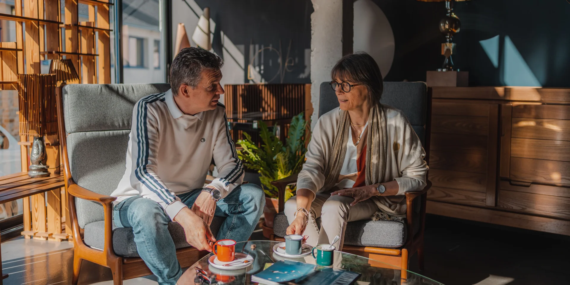 Couple buvant un café au Bateau Libre Hôtel - Bar à vin & Cocktail