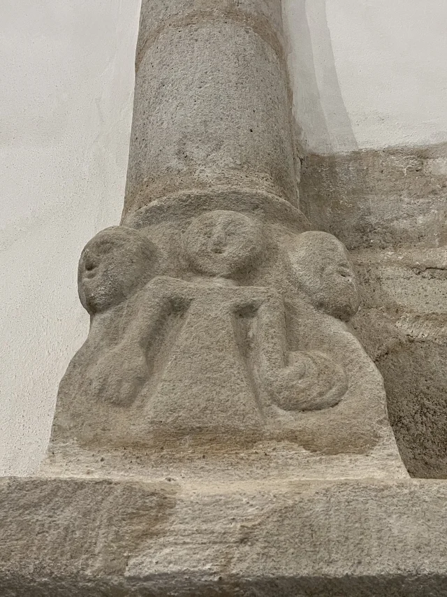 Gemeißeltes Detail in einer der Steinsäulen der Kapelle von Perguet