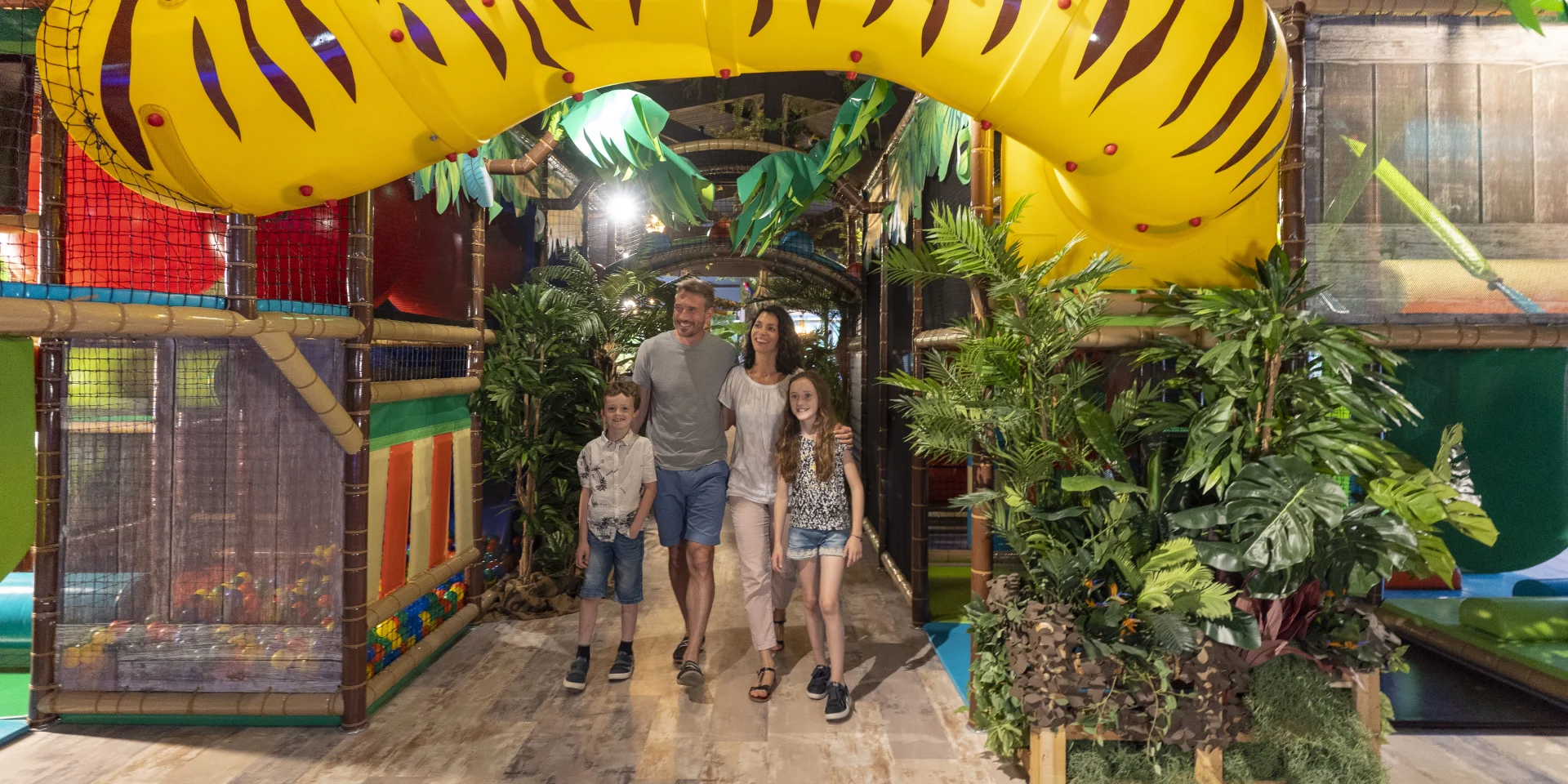 Famille découvrant le Pandaventure Park de Bénodet