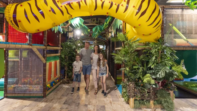 Famille découvrant le Pandaventure Park de Bénodet
