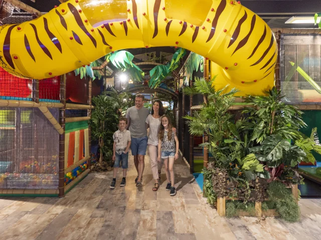 Famille découvrant le Pandaventure Park de Bénodet