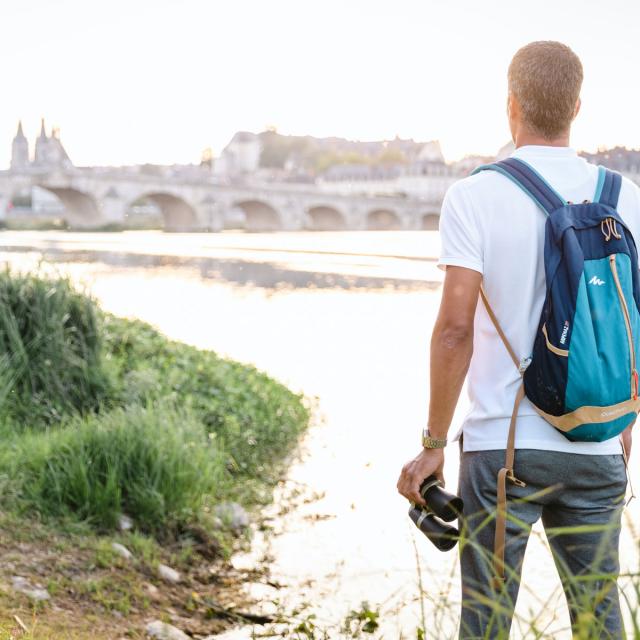 Homme jumelles bord de Loire_Blois