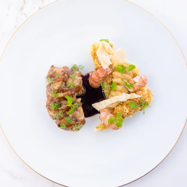 Assiette de Ris De Veau Dore Ecrevisses Navet Jus A La Melisse