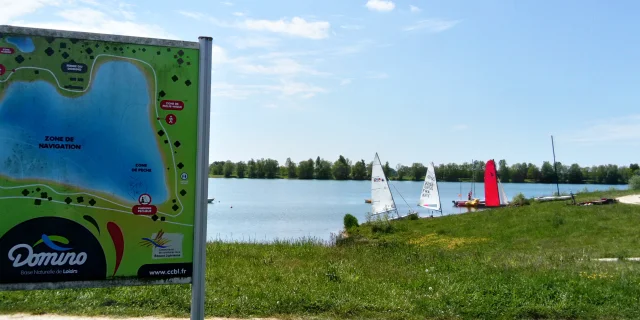 Ce vaste espace naturel pourvu d’un plan d’eau de 21 hectares est devenu un point de détente apprécié pour des après-midis en famille.