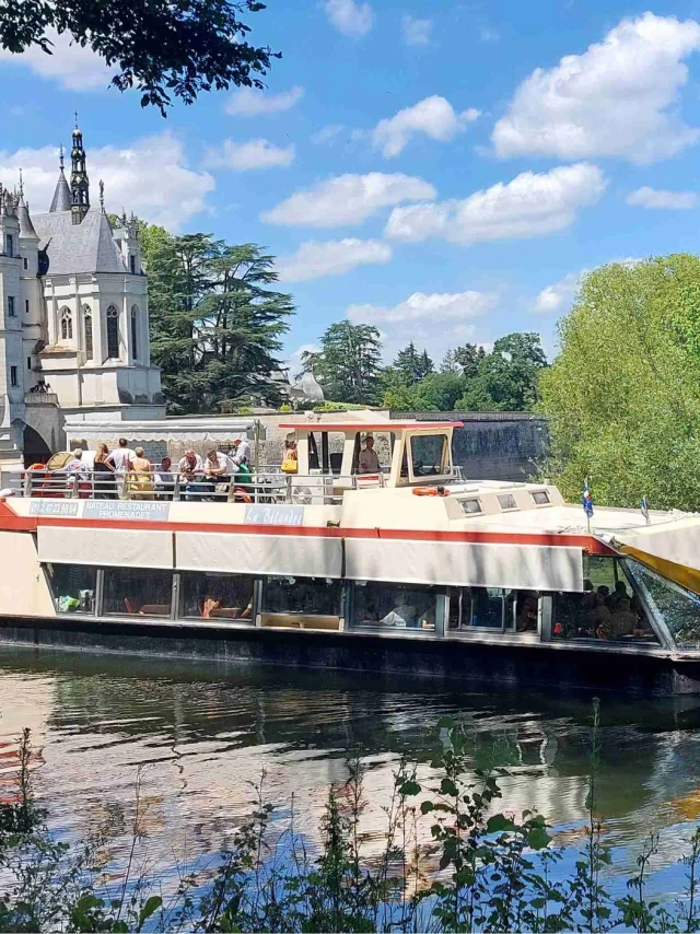 Bateau repas sur Le Cher devant le château de Chenonceau