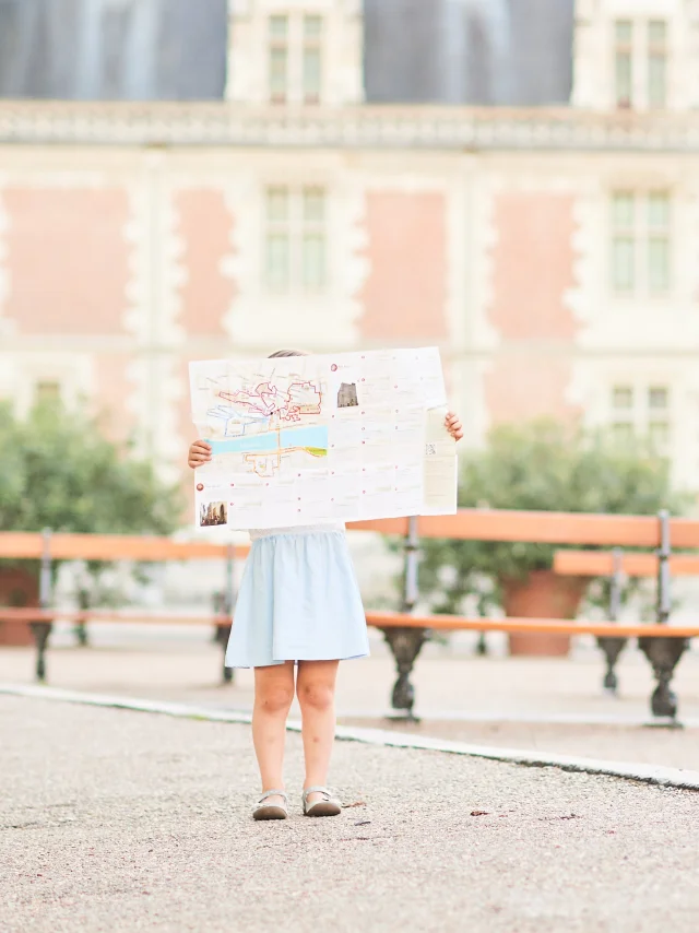 fille regardant plan place du château de Blois