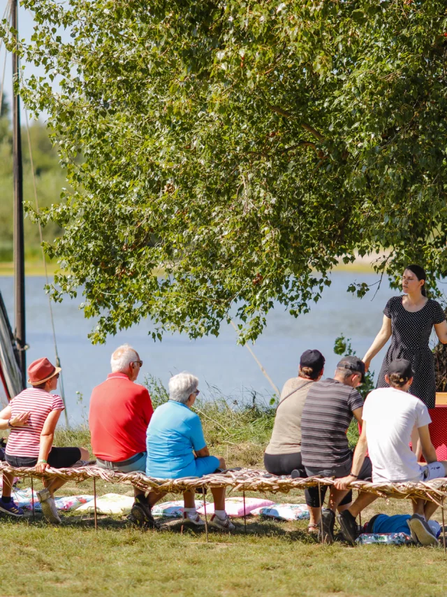 Lecture Plein Air Bord De Loire