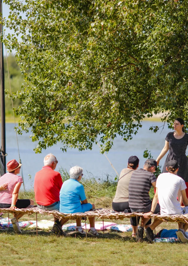 Lecture Plein Air Bord De Loire