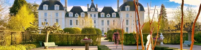 Décorations de Pâques dans les jardins du château de Cheverny