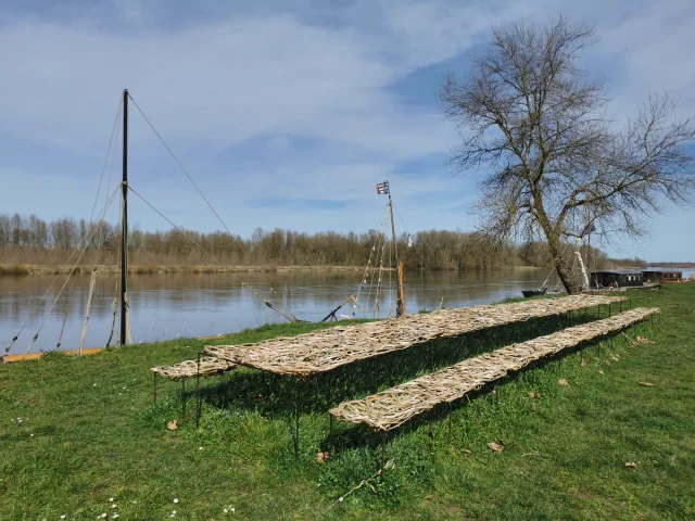 Installation artistique Wahou La Table Des Mets en bord de Loire