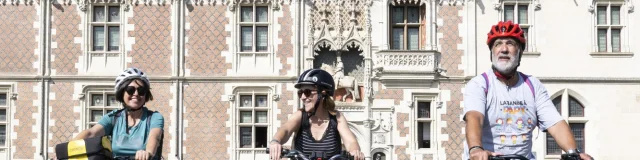 A vélo devant le Château Royal de Blois