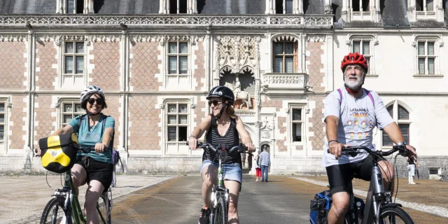 A vélo devant le Château Royal de Blois