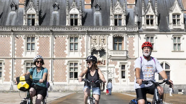 A vélo devant le Château Royal de Blois