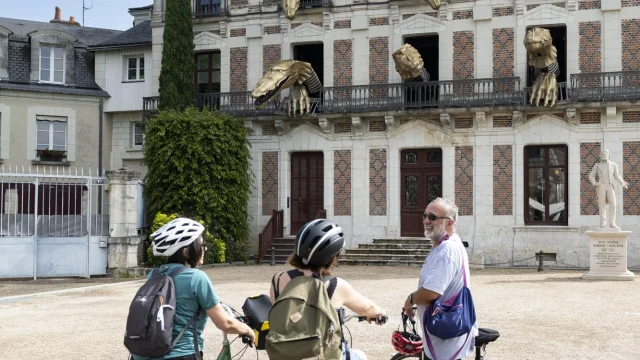 A vélo devant la Maison de la Magie