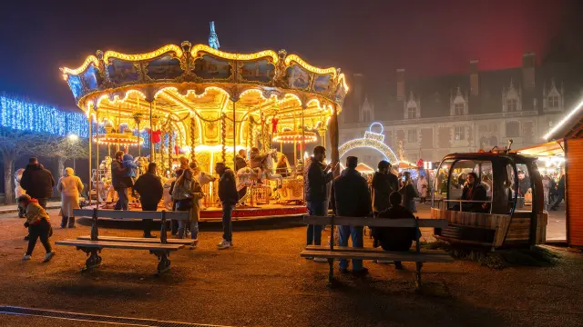 Le carrousel sur la place du château de Blois pendant les fêtes de Noël