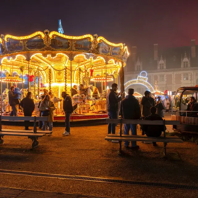 Le carrousel sur la place du château de Blois pendant les fêtes de Noël