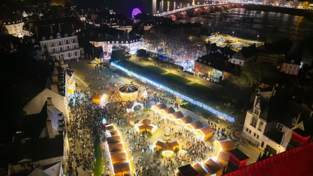 la place du château royal de Blois pendant les fêtes de Noël