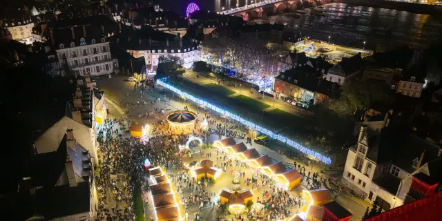 la place du château royal de Blois pendant les fêtes de Noël