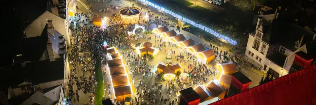 la place du château royal de Blois pendant les fêtes de Noël