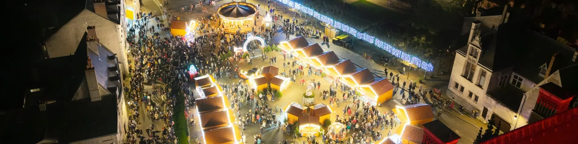 la place du château royal de Blois pendant les fêtes de Noël