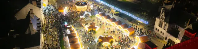 la place du château royal de Blois pendant les fêtes de Noël