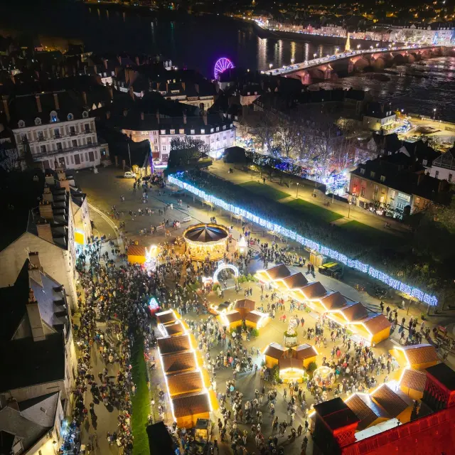 la place du château royal de Blois pendant les fêtes de Noël