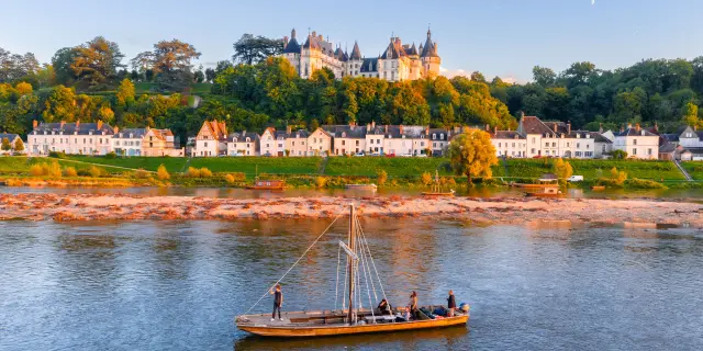Bateau sur la Loire au premier plan et château de Chaumont-sur-Loire