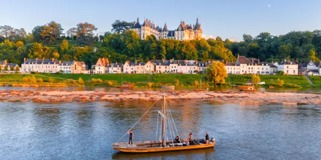 Bateau sur la Loire au premier plan et château de Chaumont-sur-Loire