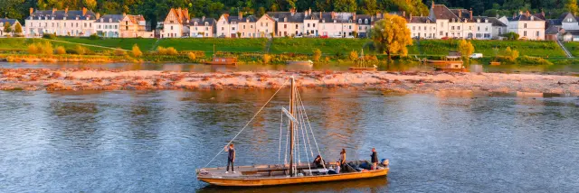 Bateau sur la Loire au premier plan et château de Chaumont-sur-Loire