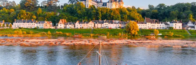 Bateau sur la Loire au premier plan et château de Chaumont-sur-Loire