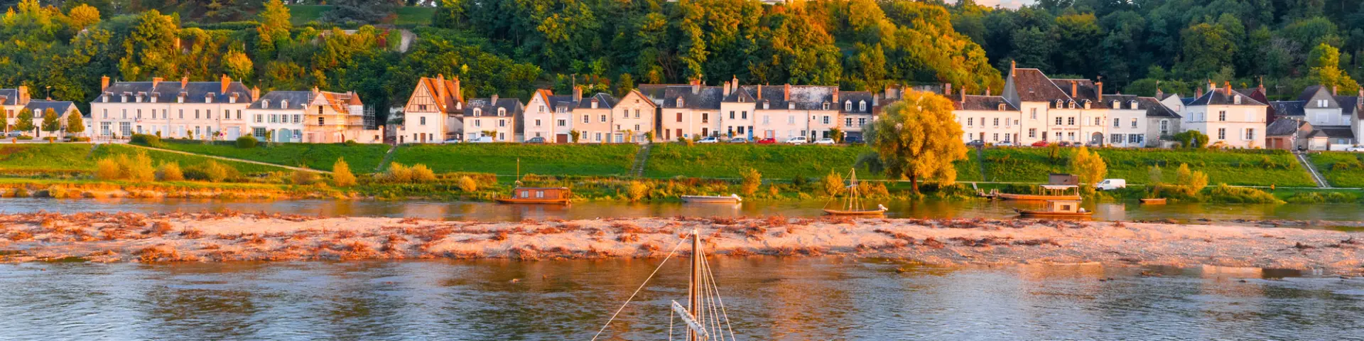 Bateau sur la Loire au premier plan et château de Chaumont-sur-Loire