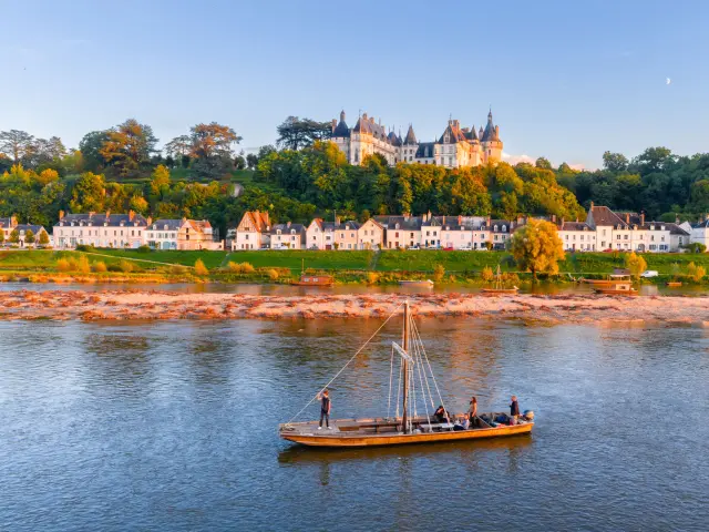 Bateau sur la Loire au premier plan et château de Chaumont-sur-Loire