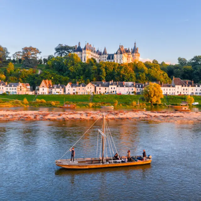 Bateau sur la Loire au premier plan et château de Chaumont-sur-Loire