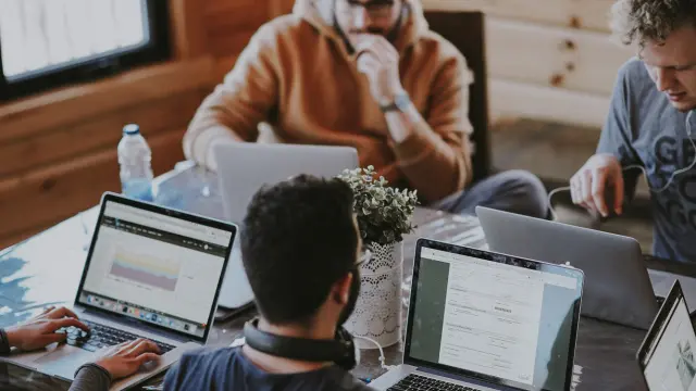 Students studying and collaborating in Brussels – © Tous droits réservés Bed&Brussels