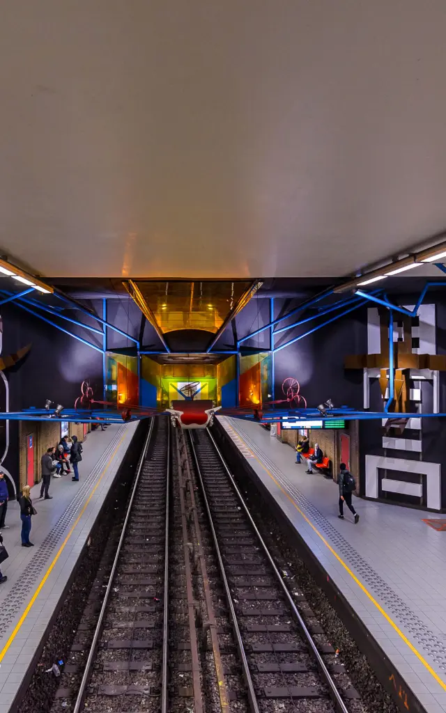 Station de métro STIB à Bruxelles avec quais et rails