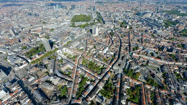 Vue aérienne du centre-ville de Bruxelles avec ses quartiers et grands axes urbains