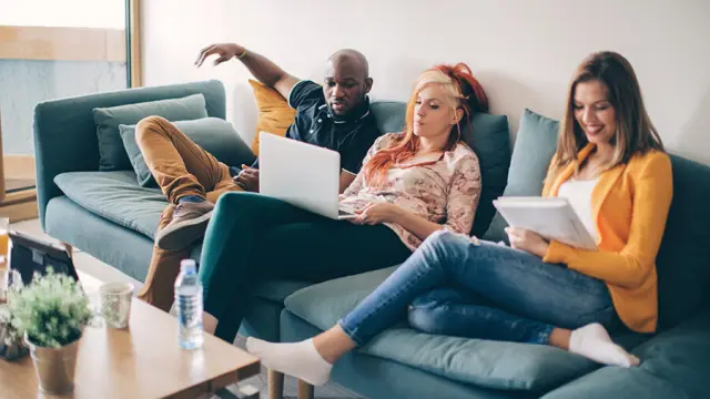 Colocation à Bruxelles avec colocataires assis sur un canapé dans un salon