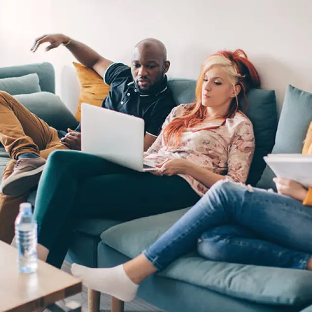 Colocation à Bruxelles avec colocataires assis sur un canapé dans un salon